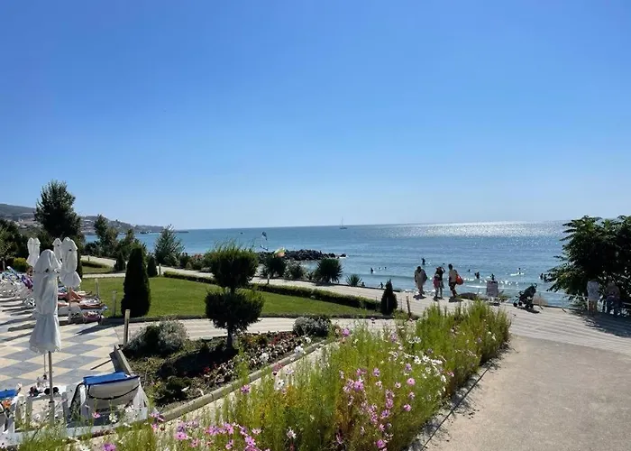 Sun Wave Sea And Pool View